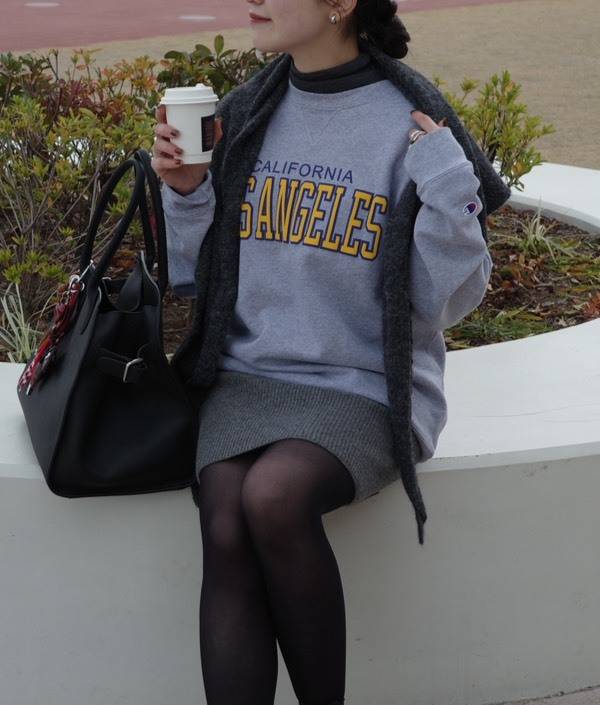 チャンピオン グレーのロゴスウェットコーデ