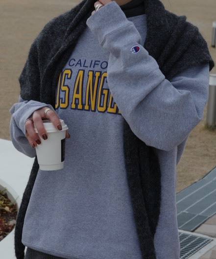 チャンピオン グレーのロゴスウェット