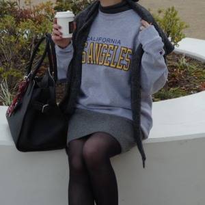 ゆるいのに上品見え。毎日使える「チャンピオン」グレーロゴスウェット