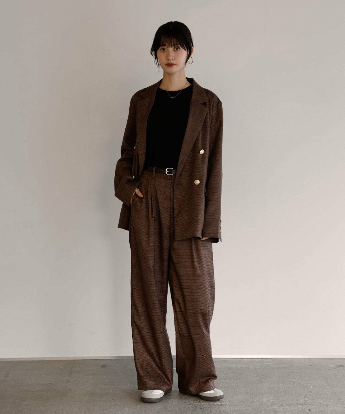 パンツコーデの女性