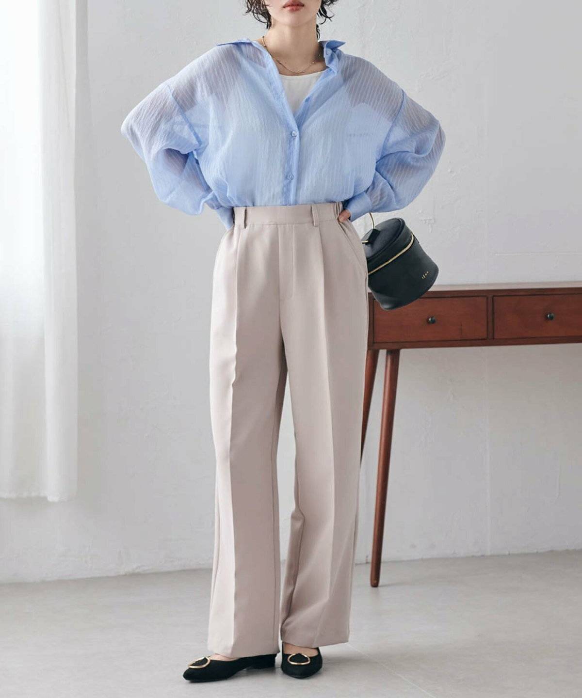 パンツコーデの女性