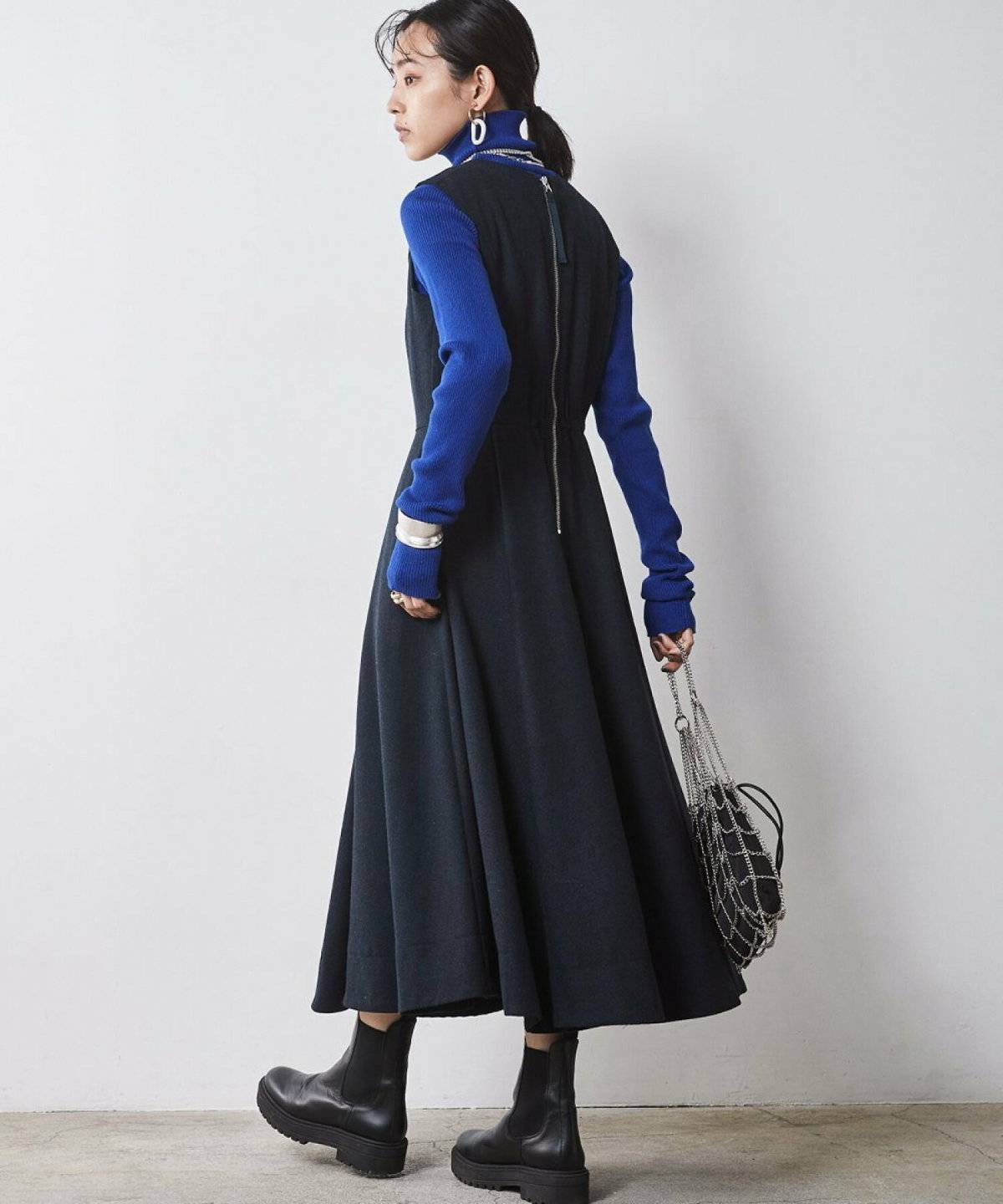 ワンピースコーデの女性