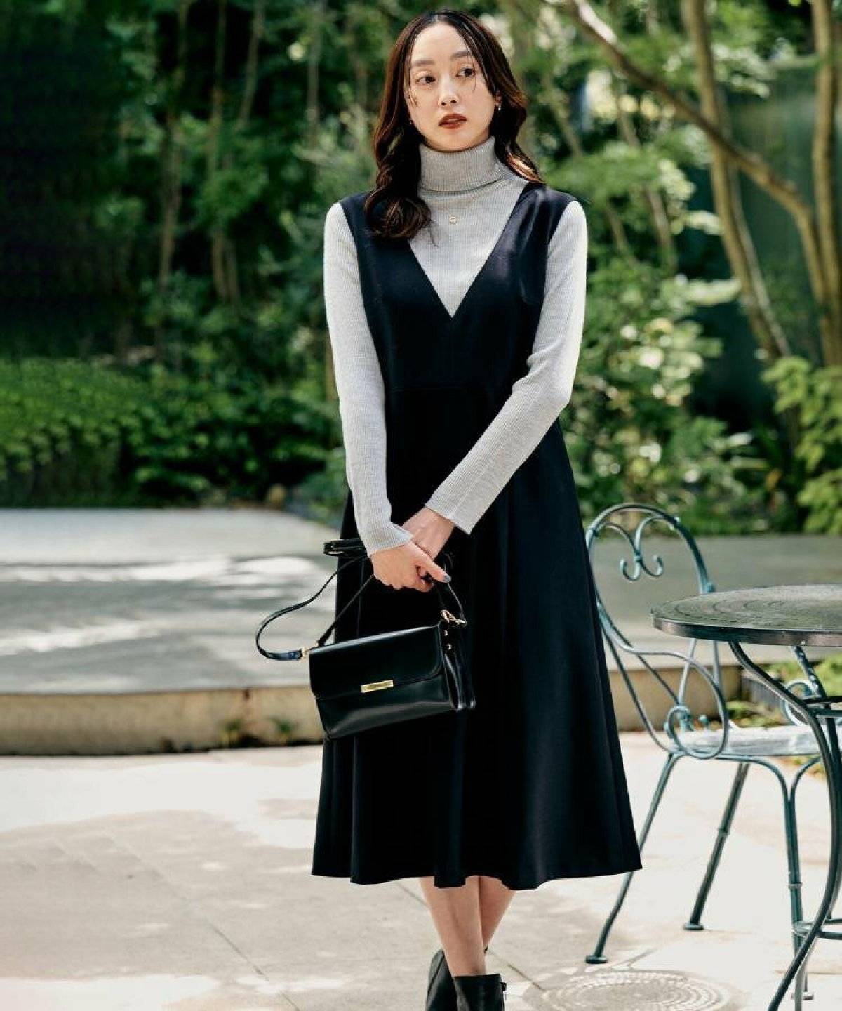 ワンピースコーデの女性