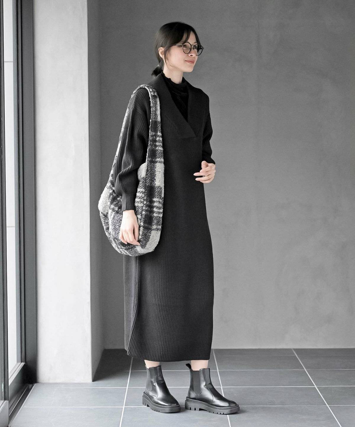 ワンピースコーデの女性