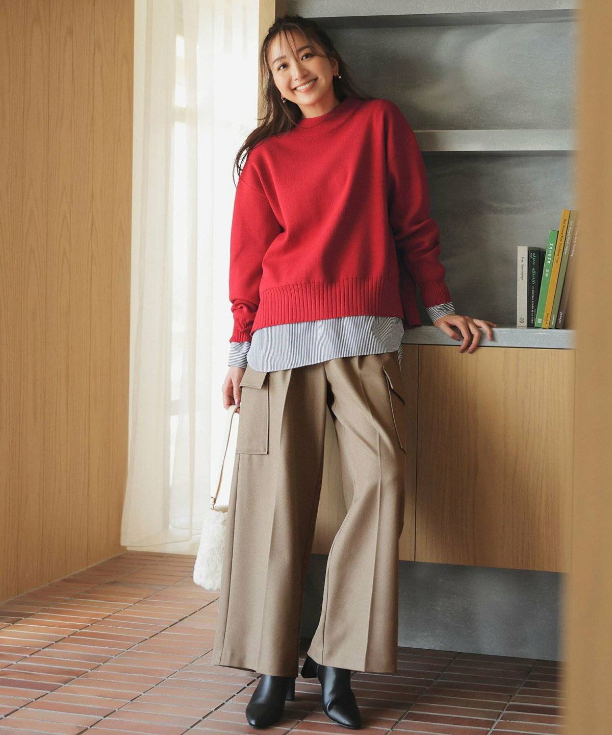 パンツコーデの女性