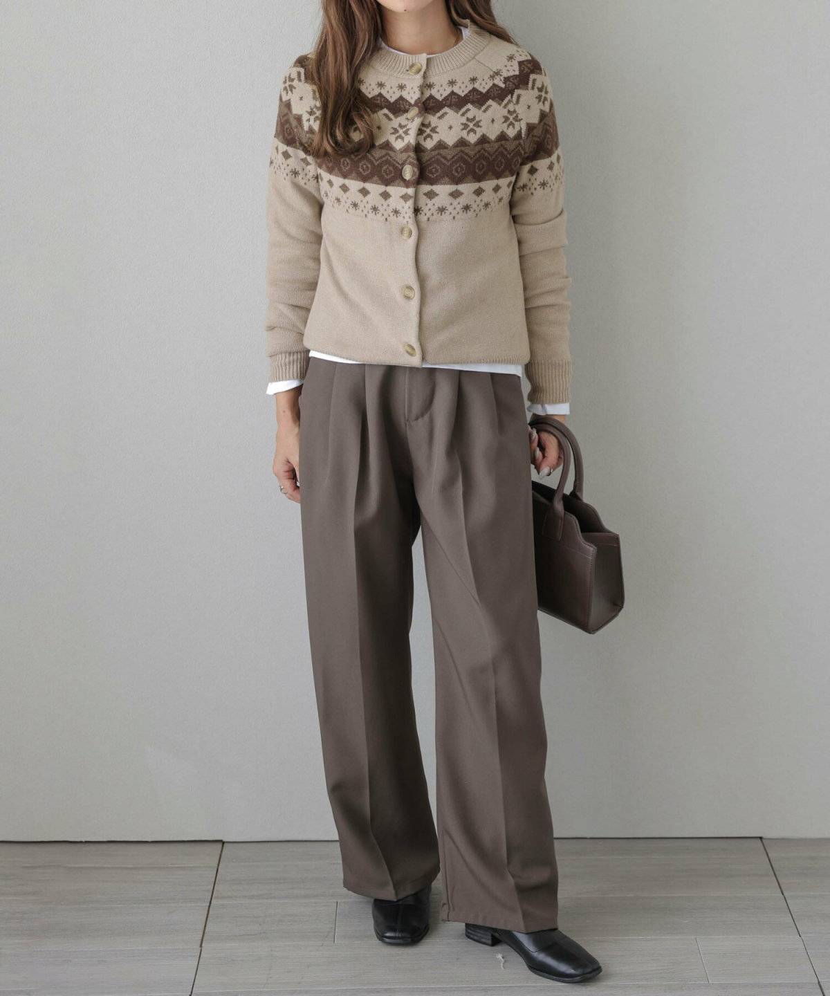 パンツコーデの女性