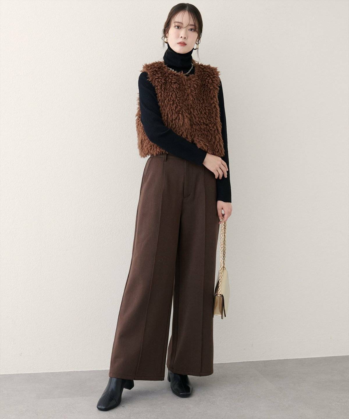 パンツコーデの女性