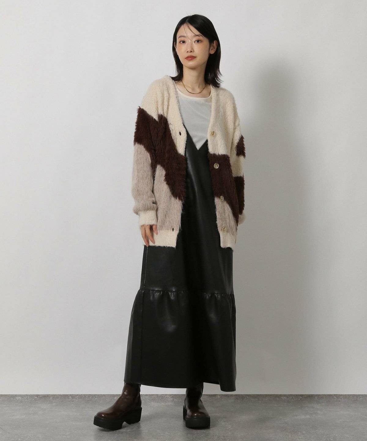 ワンピースコーデの女性