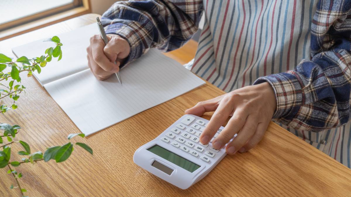 家計簿をつける人の手元