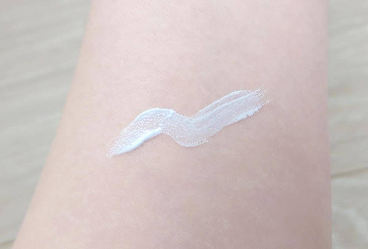 セザンヌブライトカラーシーラーを腕にのせた画像