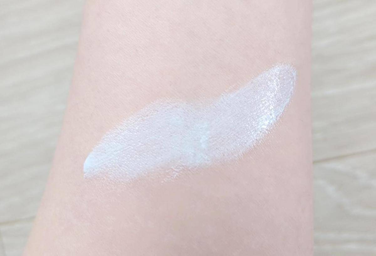 セザンヌブライトカラーシーラーを腕に伸ばした画像