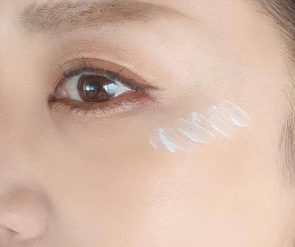 セザンヌブライトカラーシーラーをチーク上部にのせた画像