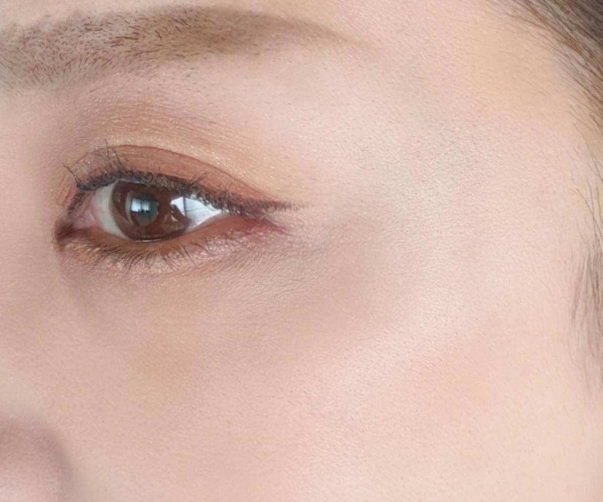 セザンヌブライトカラーシーラーをチーク上部になじませた画像