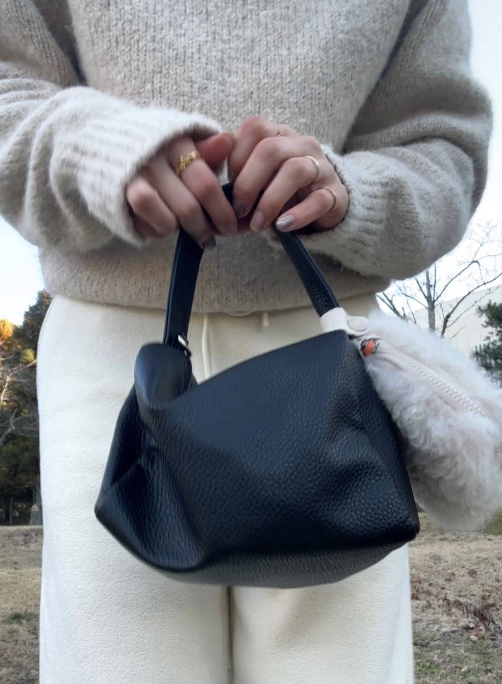 ブラックのキューブ型バッグ