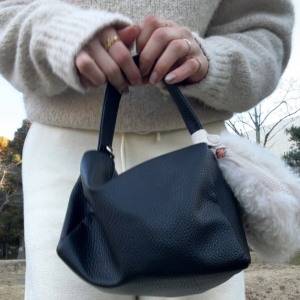 ころんとフォルムが可愛すぎ♡小さくても頼れる「キューブ型黒ミニバッグ」