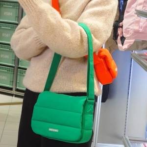 ふわっとキュートな差し色バッグ。シンプルに映える「BEYOND THE VINES Poofy Bag」