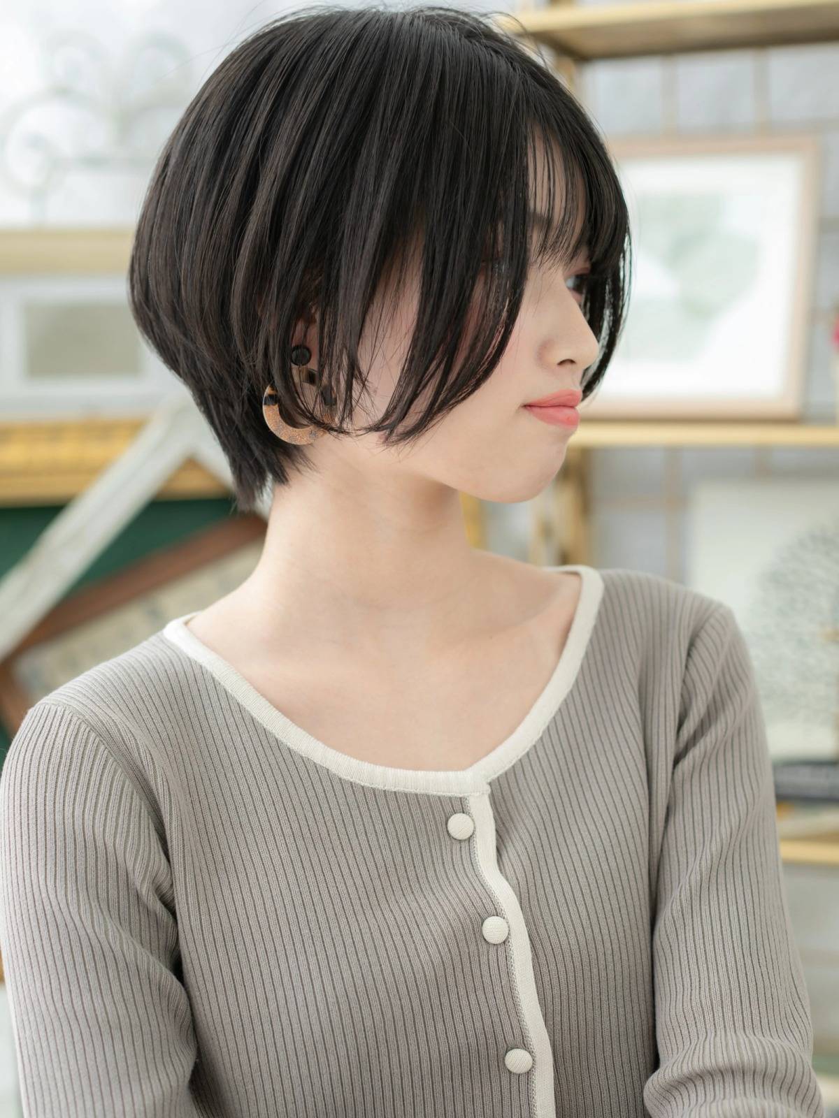 暗めカラーの前下がりショート