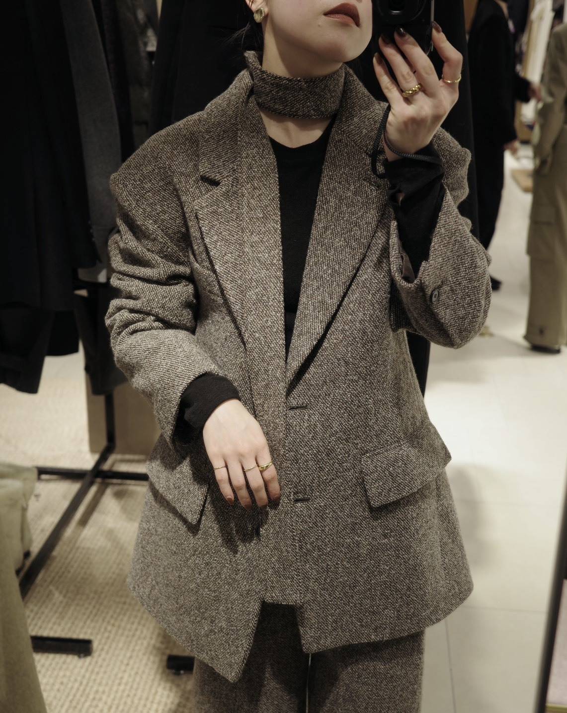 チョーカー付きツイードジャケットコーデ