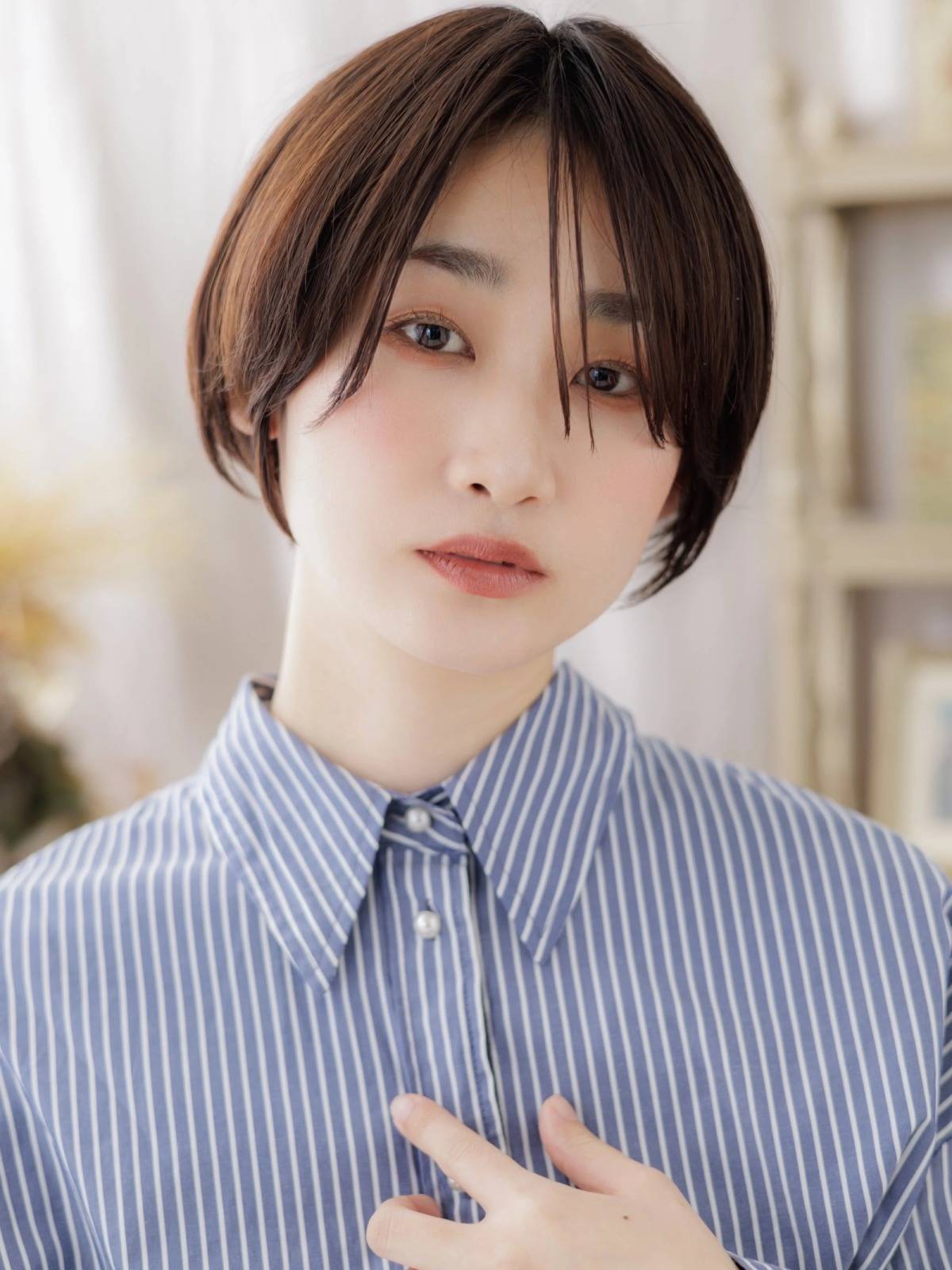 サイド長めのうざバングショート