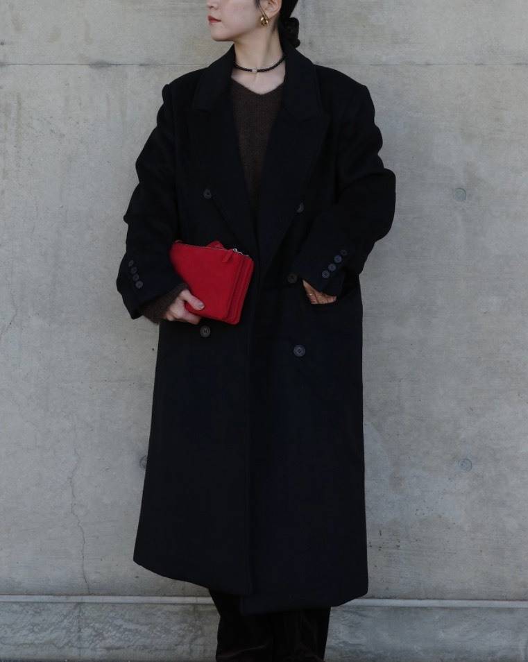 赤のスエードバッグコーデ