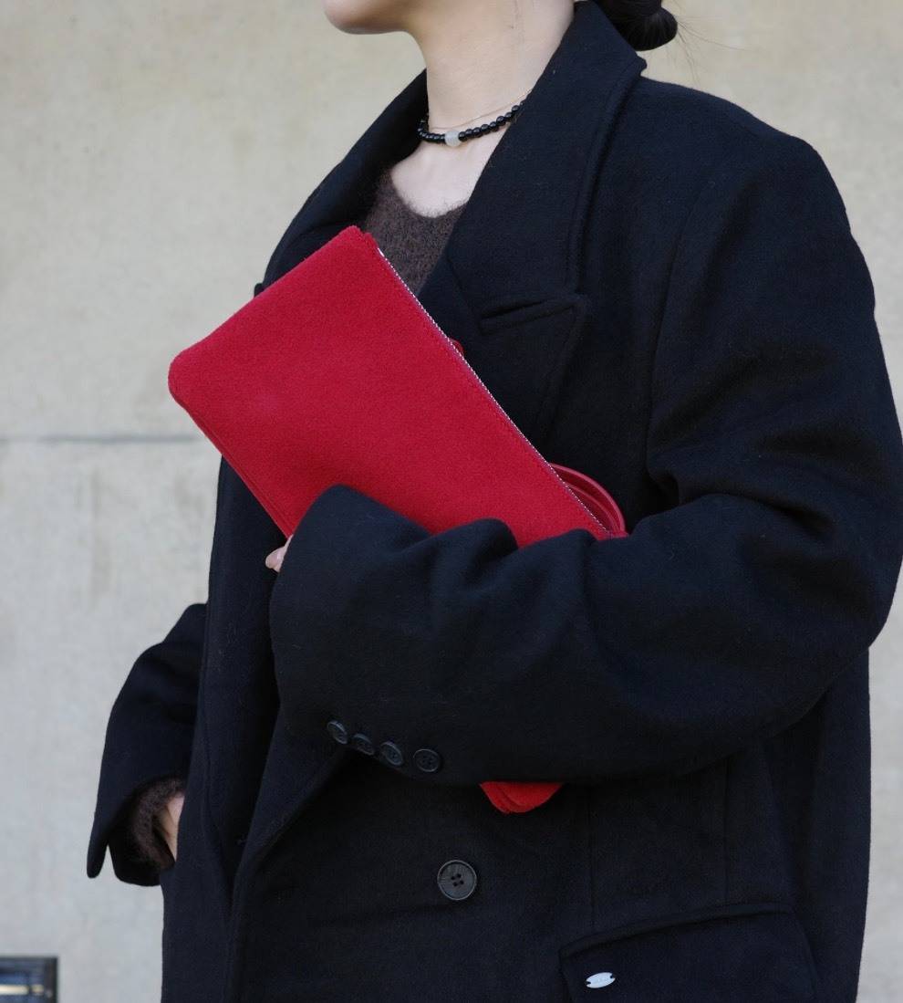赤のスエードバッグコーデ