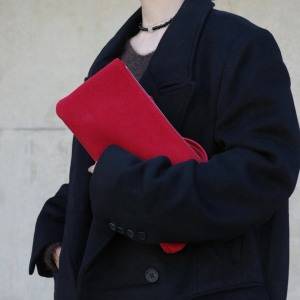 一点投入テクで一気に垢抜ける♪大人の差し色には「赤スエードバッグ」が正解