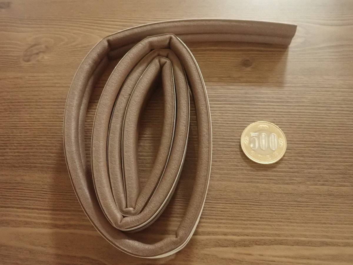 ダイソーのすきまテープ(D型、ブラウン、2本)