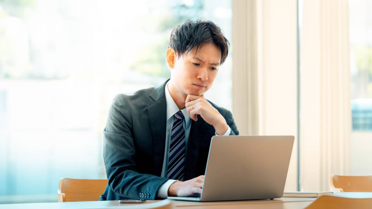 パソコンを見て考える人