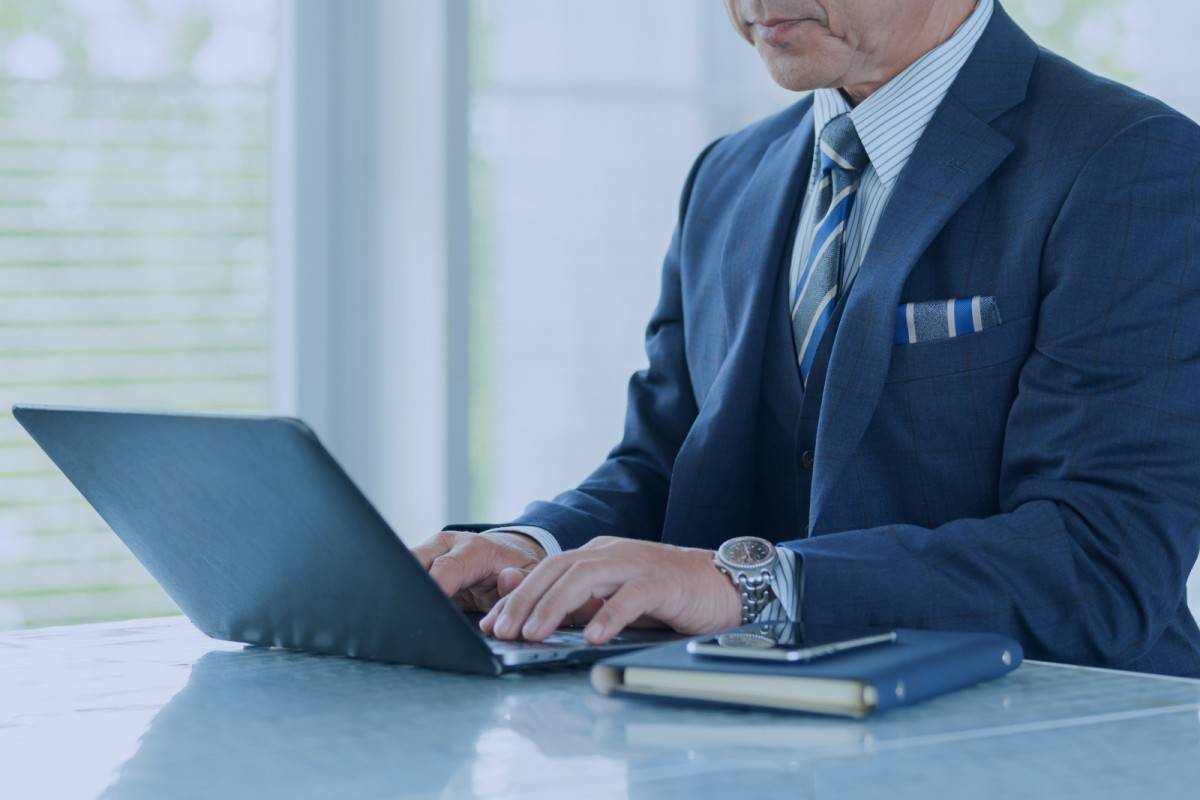 パソコンで仕事をする男性