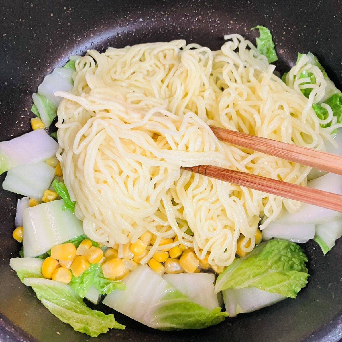 マルちゃん公式の「サーモンと白菜のクリーム塩焼そば」のレシピ