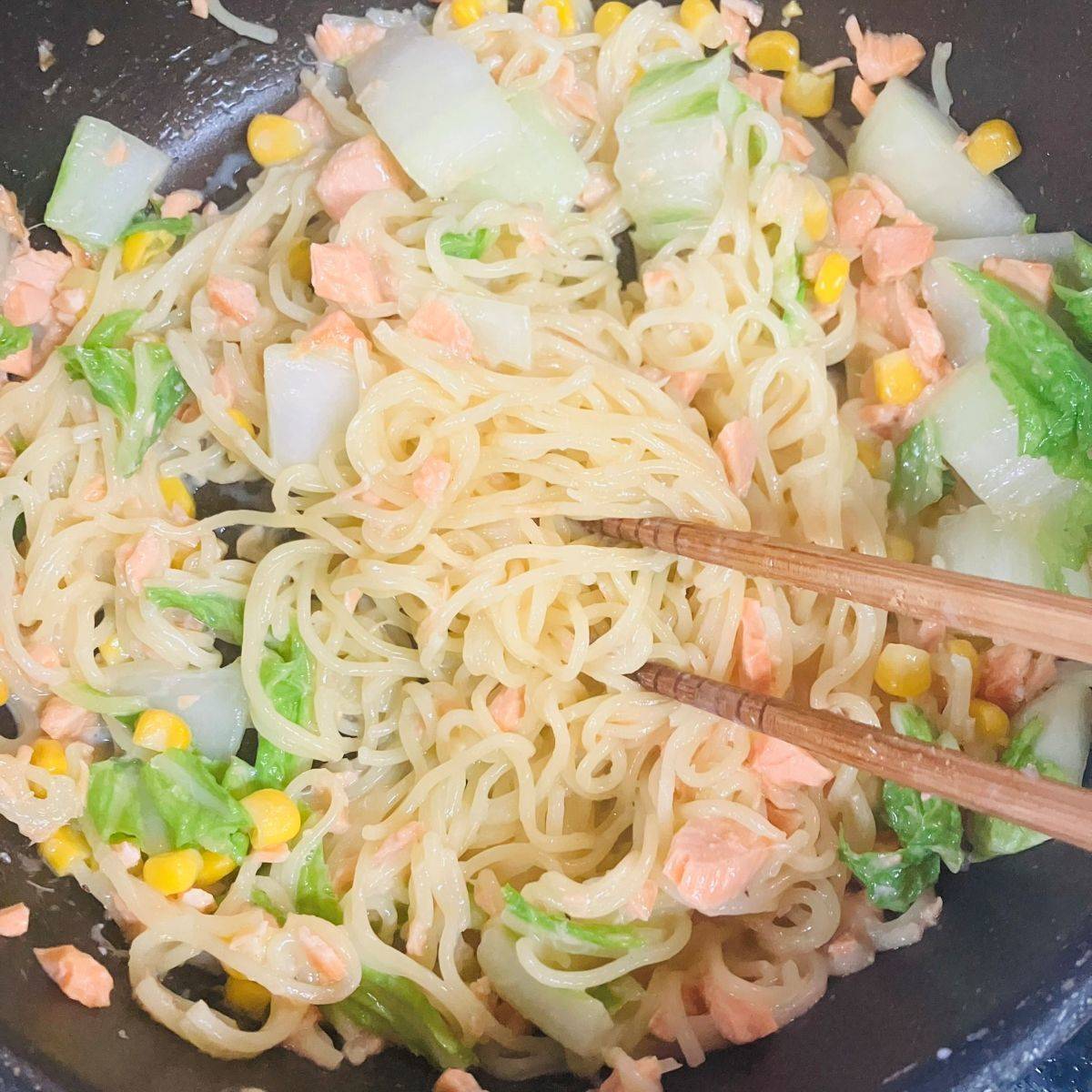 マルちゃん公式の「サーモンと白菜のクリーム塩焼そば」のレシピ