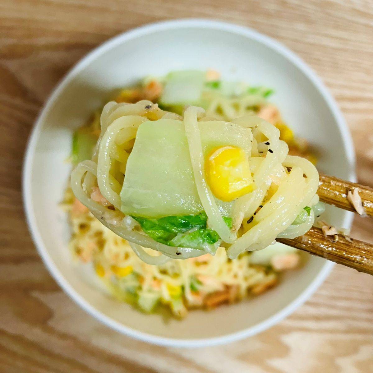 マルちゃん公式の「サーモンと白菜のクリーム塩焼そば」のレシピ