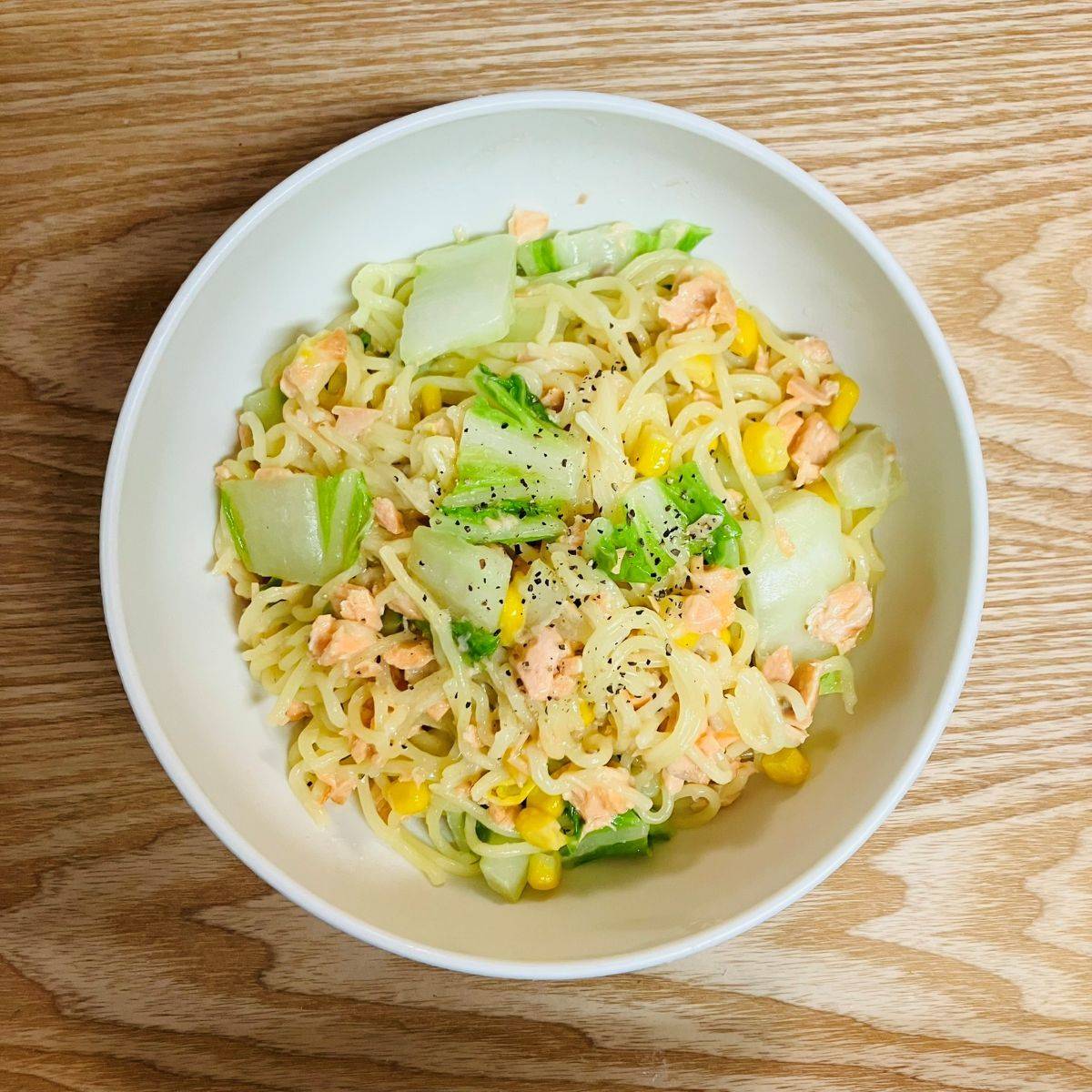 マルちゃん公式の「サーモンと白菜のクリーム塩焼そば」のレシピ