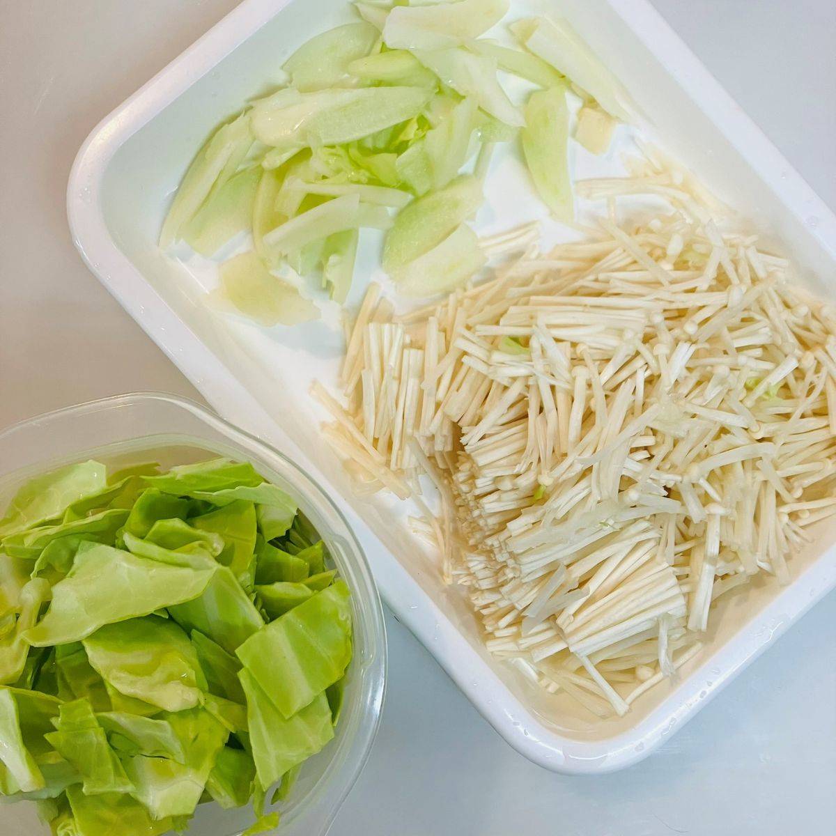 JAグループ公式の「キャベツ芯とえのきとむね肉の炒めもの」のレシピ