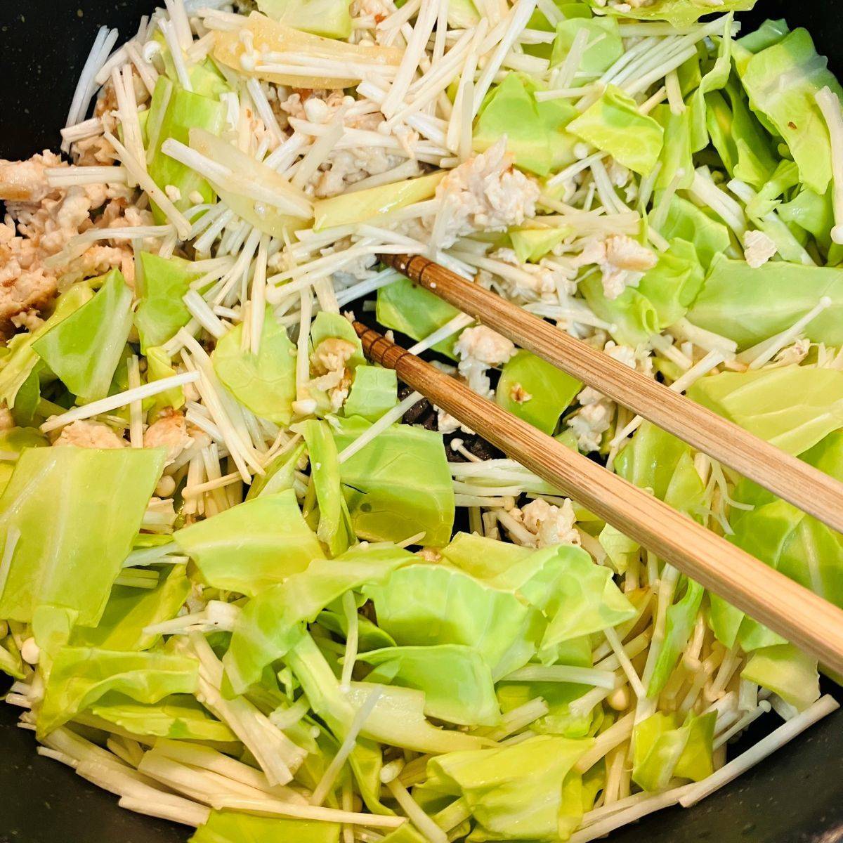 JAグループ公式の「キャベツ芯とえのきとむね肉の炒めもの」のレシピ