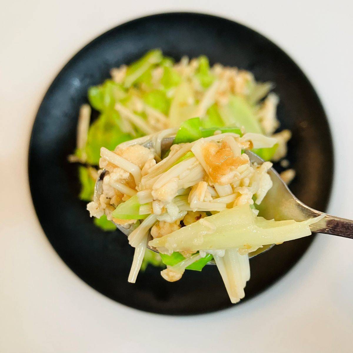 JAグループ公式の「キャベツ芯とえのきとむね肉の炒めもの」のレシピ