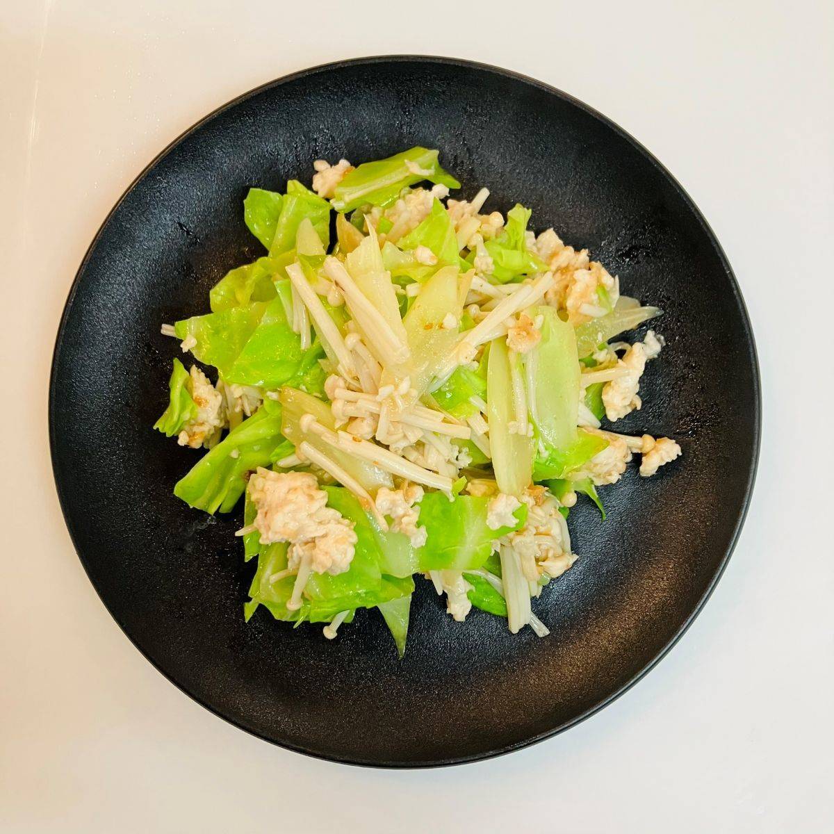 JAグループ公式の「キャベツ芯とえのきとむね肉の炒めもの」のレシピ