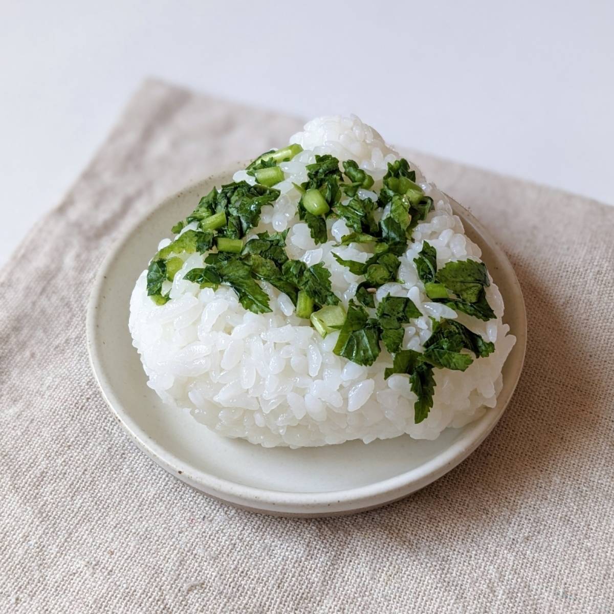 JAグループ公式の「梅と大根葉のおにぎり」のレシピ