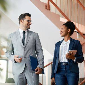  階段のそばで話す男女 