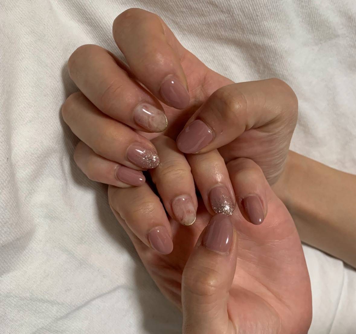 淡いピンクに部分ラメを効かせた春ネイル
