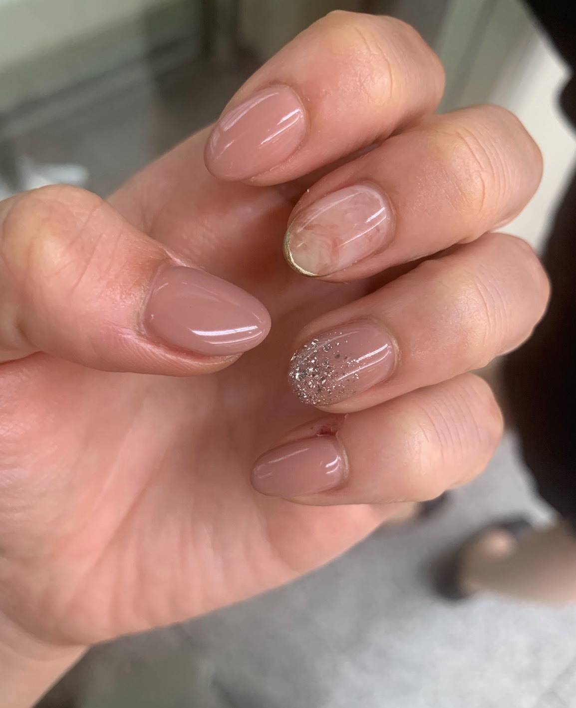 淡いピンクに部分ラメを効かせた春ネイル