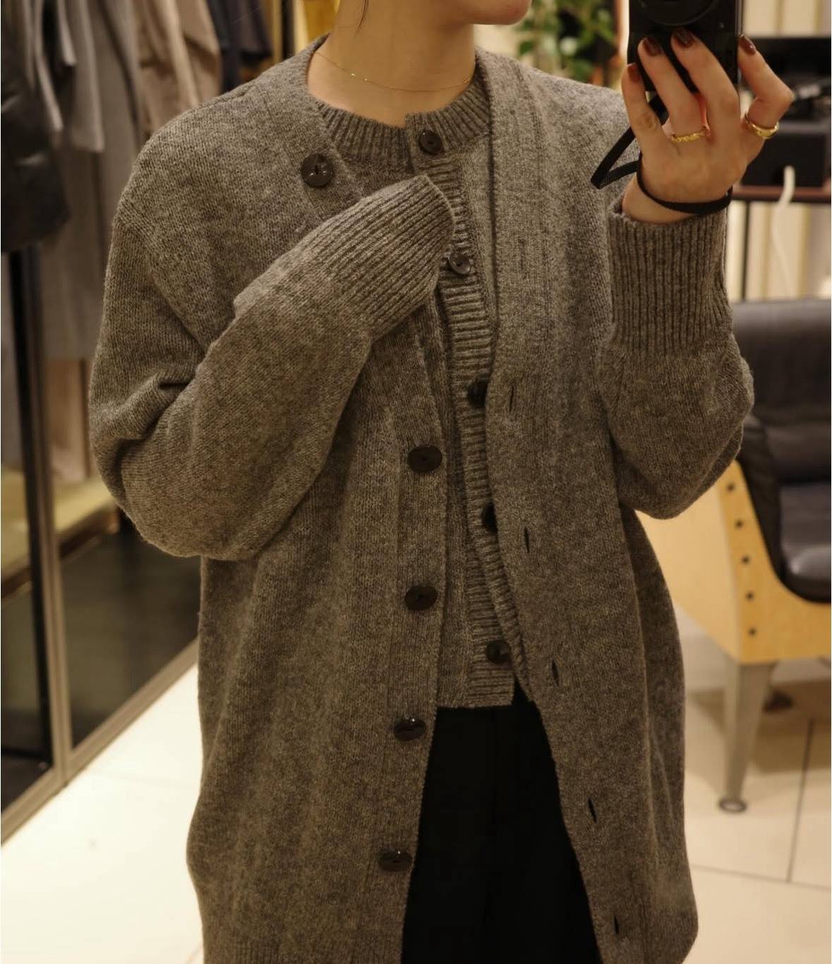 同色カーディガンを重ねたレイヤードコーデ