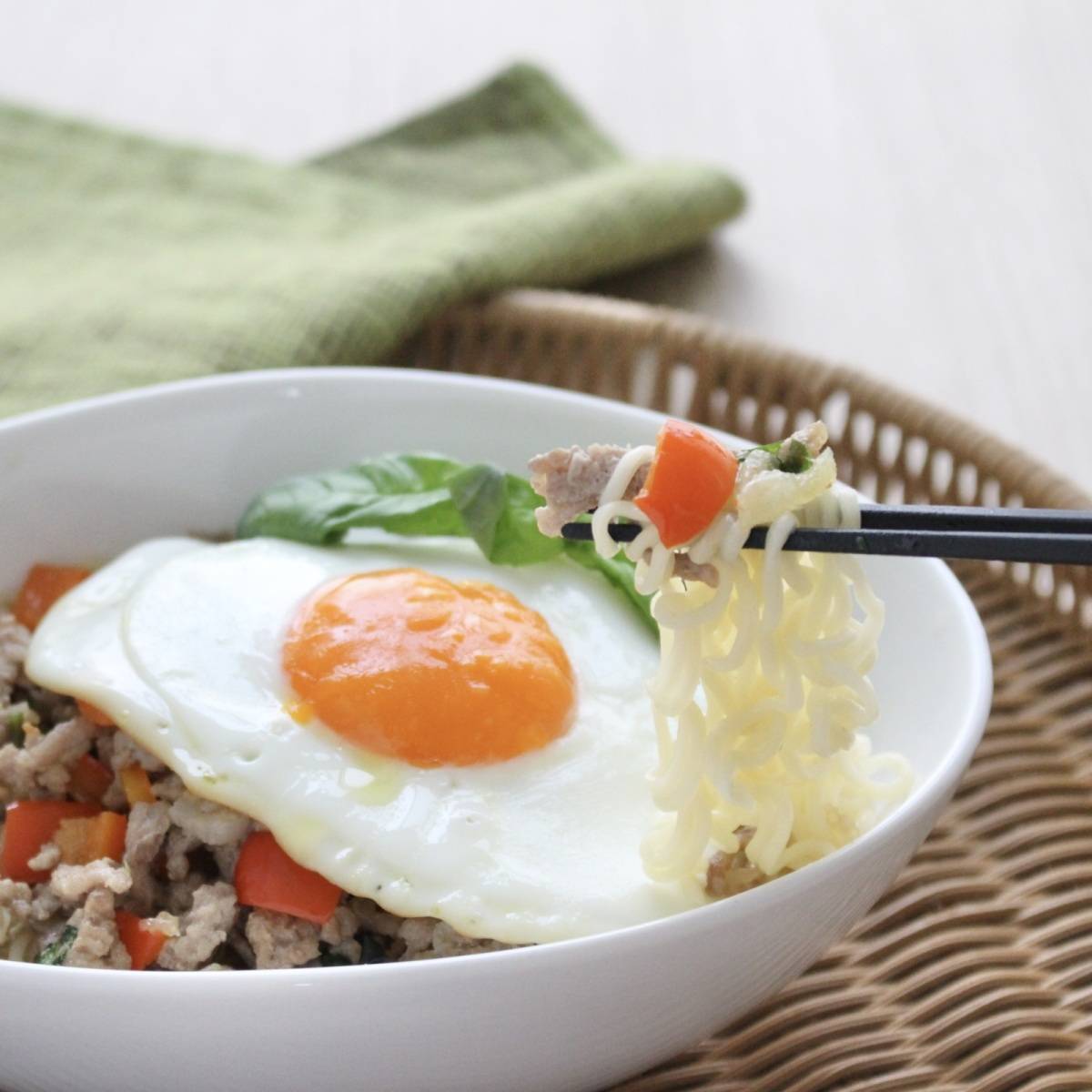 サッポロ一番公式の「鮮やか！ガパオ風らーめん」のレシピ