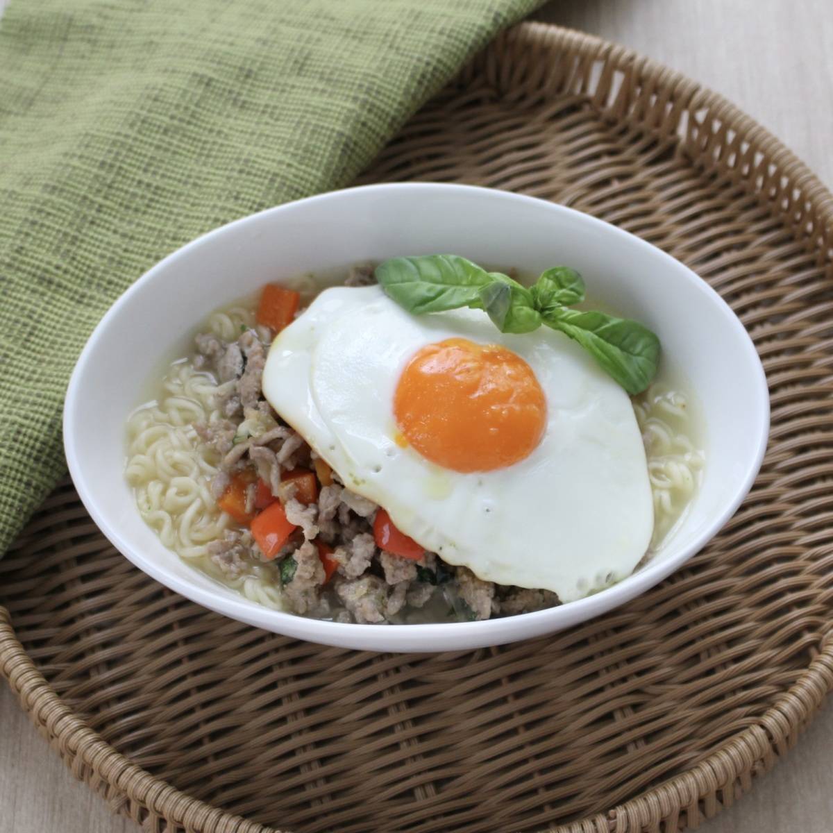 サッポロ一番公式の「鮮やか！ガパオ風らーめん」のレシピ