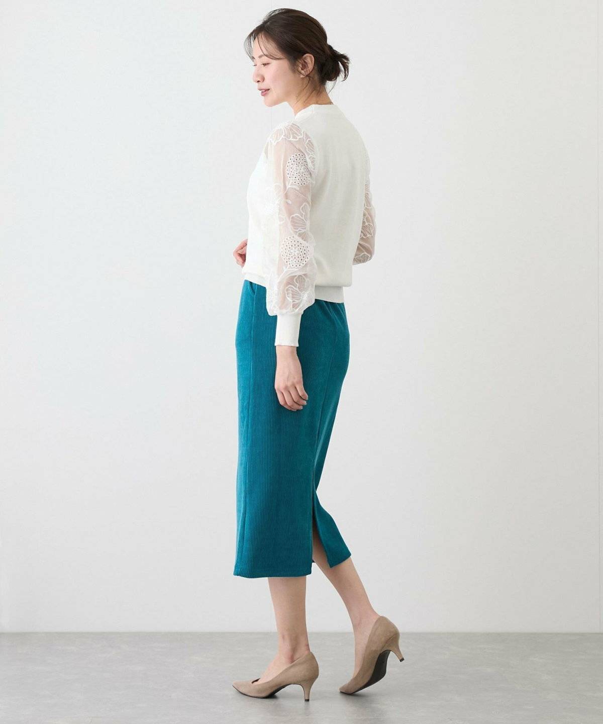 スカートコーデの女性