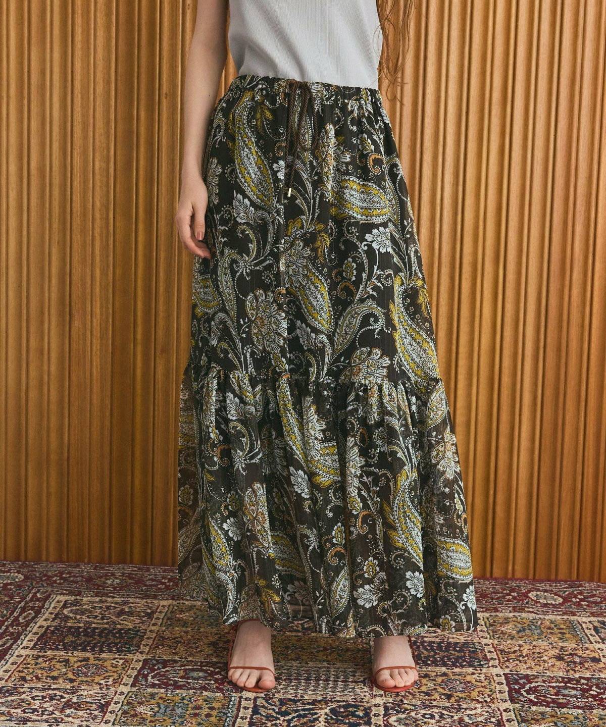 スカートコーデの女性