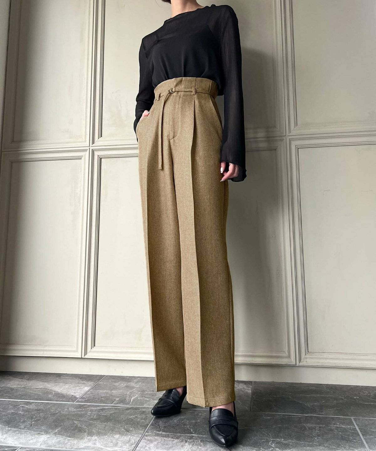 パンツコーデの女性