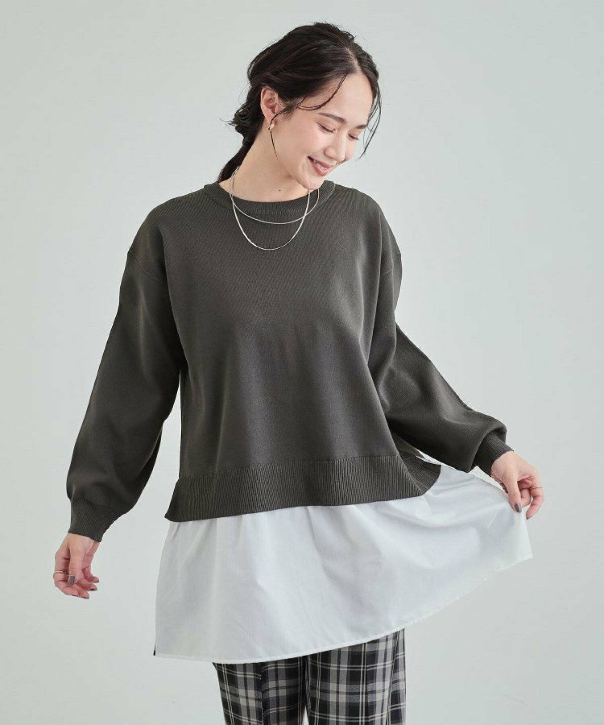 パンツコーデの女性