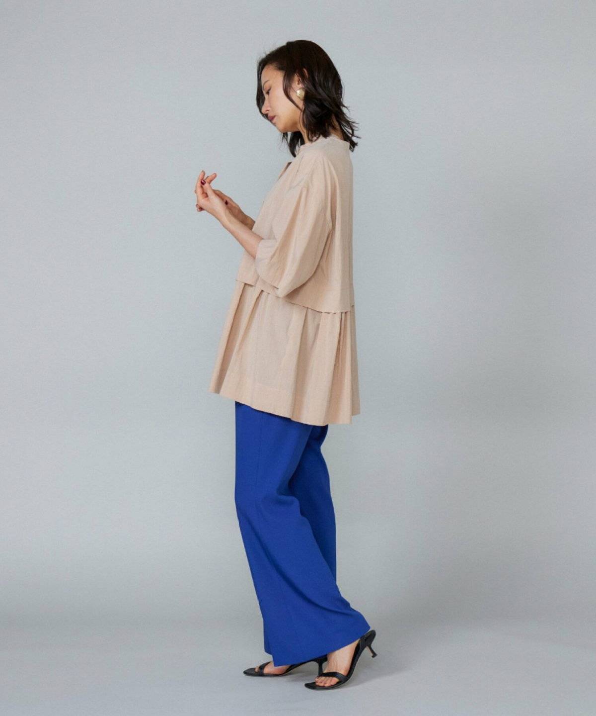 パンツコーデの女性