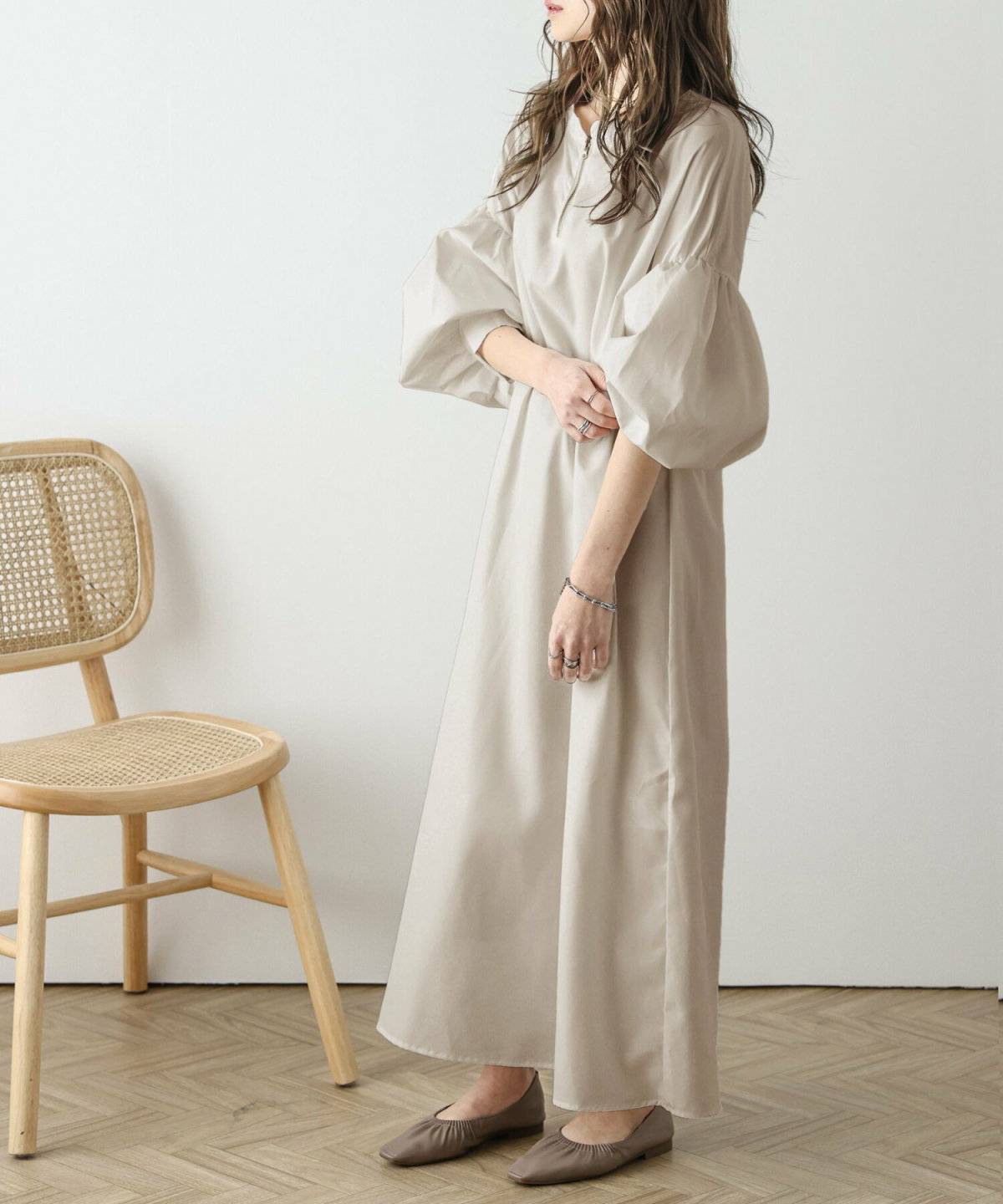 ワンピースコーデの女性